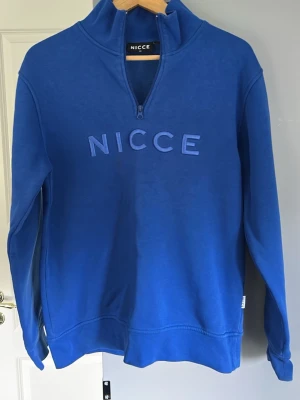 Blå Nicce tjocktröja  - Blå Nicce tröja i superbra skick. Ett spill märke på magen men är svårsynt. Tröjan är använd några gånger bara. 