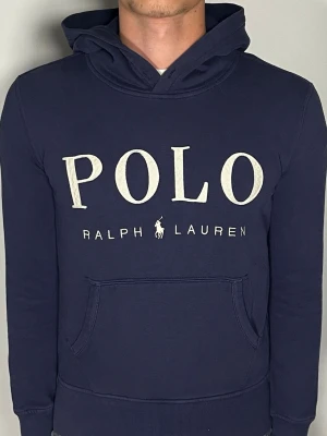 Polo Ralph Lauren hoodie - Säljer en riktigt snygg och trendig Polo Ralph lauren hoodie i fint skick, storlek XS, vid frågor är det bara att skriva //Gramenti