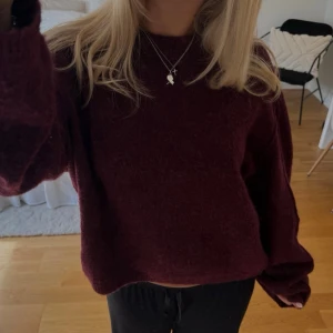 Vinröd stickad tröja - Mysig mörkröd stickad tröja med rund halsringning och avslappnad passform. 💓💓