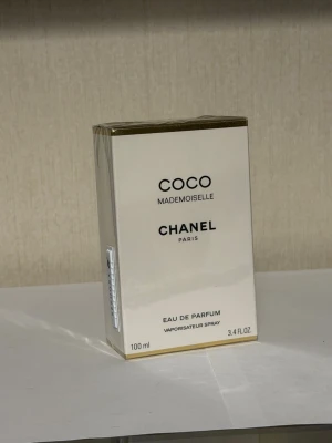 Coco Mademoiselle Eau de Parfum 100ml - Coco Mademoiselle Eau de Parfum från Chanel i elegant vit och guld förpackning. Flaskan innehåller 100 ml och är en ikonisk doft med fräsch och sofistikerad känsla. Perfekt för dig som gillar exklusiva och klassiska parfymer.