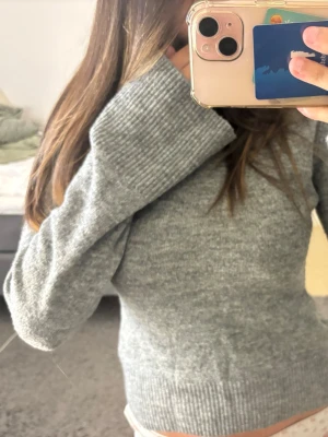 Grå stickad figurnära tröja - Jag är 162cm, allt e kvar tills markerad som såld, pris går att diskuteras💞