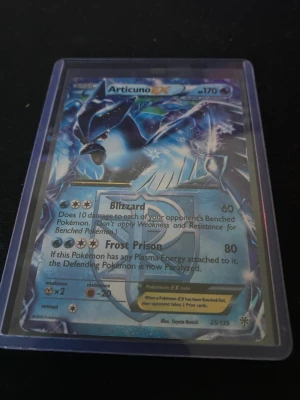 Articuno EX Pokémonkort - Säljer ett Articuno EX Pokémonkort med blå och silver holografisk design. Kortet har attacker som Blizzard och Frost Prison och är inplastat i ett skyddsfodral. Perfekt för samlare eller Pokémonfans som vill utöka sin samling.