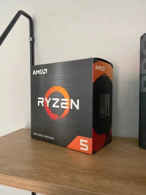 AMD Ryzen 5 1600 processor - AMD Ryzen 5 1600 processor i originalförpackning. Snygg svart och orange kartong med fönster som visar processorn. Perfekt för dig som vill uppgradera din dator med en kraftfull CPU från Ryzen-serien.