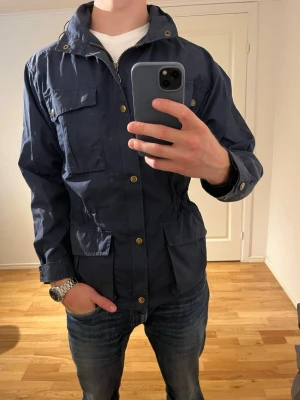 Fjällräven jacka mörkblå  - Säljer denna sjukt snygga jackan från Fjällräven⭐️ Färgen är mörkblå och storleken är M✅ Den har inga defekter och skicket är utomordentligt🙌🤝 Sjukt najs passform och passar perfekt till hösten☀️🙌 Tveka inte på att höra av er dig vid minsta fråga eller fundering😊