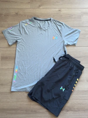 Grå under armour tracksuit  - Säljer en grå under armour tracksuit med reflekt, perfekt för sommaren. Strl M men passar för S också (junior passform).