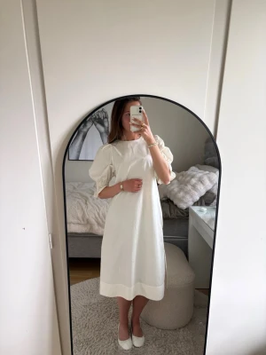 COS klänning vit - Magiskt vacker klänning från COS💛💛💛💛🥥💕💕🌸🌸🥥🥥🥥🌸🌸 