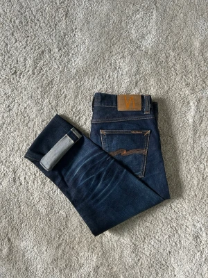 Blåa Nudie Selvedge Jeans Storlek W30 L30 Lean Dean  - Mycket fina selvedge Nudie i blå färg. | Jeansen är i mycket bra skick och sparsamt använda. |  Äkta som allt annat jag säljer! ✅ |  Storlek: W30 L30 | Skick: Mycket Bra Skick | Färg: Blå | Märke: Nudie | Modell: Jeans |   Hör gärna av dig vid frågor så svarar jag så fort jag kan! 😁 |  (SKU - 194)