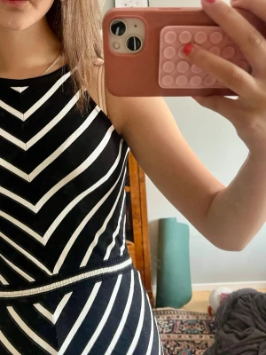 Randig maxiklänning - Så fin och somrig! I superbra skick men säljer då den är lite kort på mig!🌟