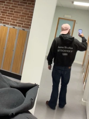 Acne studios hoodie  - Säljer min sjukt snygga acne hoodie använd ett par gånger sjuk skön till kvällarna hör av er för fler bilder eller andra funderingar 