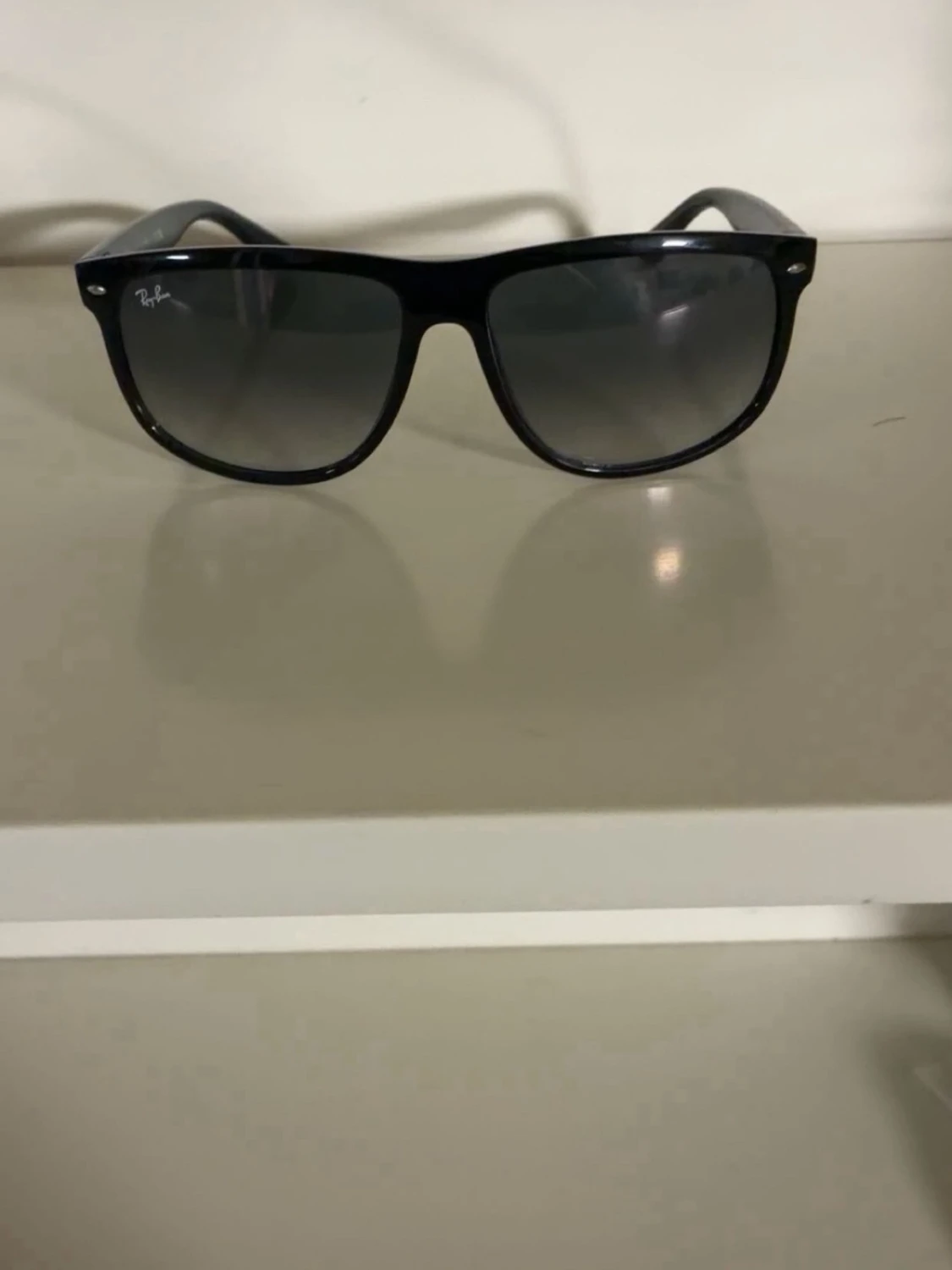 Svarta Ray-Ban 4147 (boyfriends) solglasögon
