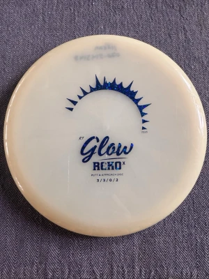 Kastaplast Reko X Glow disc - Glow-in-the-dark disc från Kastaplast, modell Reko X. Skivan är vit i dagsljus och lyser starkt grönt i mörker. Perfekt för kvällsrundor eller när du vill synas extra mycket på banan.