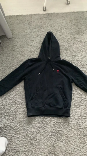 Svart hoodie från Ami Paris - Säljer en svart hoodie från Ami Paris. Använt ca 3-5 gånger och är i riktigt bra skick. Säljer för använder den aldrig.