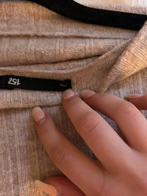Beige ribbstickad tröja - Säljer en beige ribbstickad tröja med lång ärm och rund hals. Tröjan har en mjuk och stretchig känsla, perfekt för lager på lager. Passar till många olika stilar och är enkel att matcha.