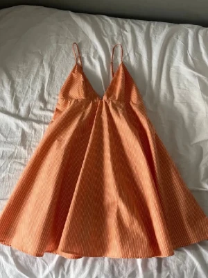 Kort orange randig klänning  - Sjuuukt söt orange klänning från Zara. Den är sååå fin och perfekt till sommaren ❤️ storlek s men passar även m då den är pluffig ☺️ 
