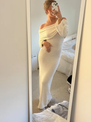 Vit off shoulder maxiklänning - Super fin långklänning med en fold over som man kan ha både till vardags, fest men också till stranden. Super skön i materialet och endast använd en gång!🧡💛