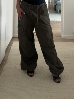 Jaded London parachute cargobyxor - Nypris: 1 100kr