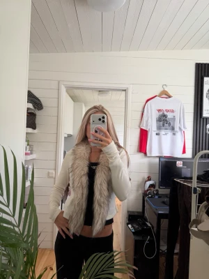  långärmad ribbad topp med fuskpälsdetalj - långärmad ribbad topp med fuskpälsdetalj 