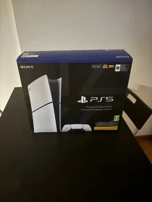 PlayStation 5 Digital Edition konsol - PlayStation 5 Digital Edition från Sony med 825 GB lagring. Konsolen är vit med svarta detaljer och har en futuristisk, stilren design. Medföljer gör en matchande vit och svart DualSense-handkontroll. Perfekt för gaming i 4K och HDR.
