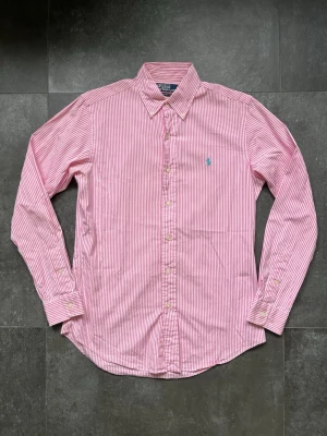 Ralph lauren skjorta  - Tjena, säljer nu denna riktigt snygga och populära Ralph lauren skjortan, den är i bra skick men har lite gulnader i armhålan, utöver det mycket fin, storlek S custom fit, hör av er vid frågor och funderingar🙌🤝 