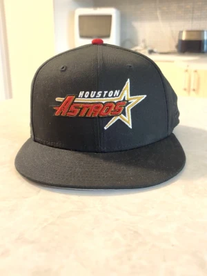 New Era MLB Houston Astros fitted keps  - Svart Houston Astros MLB keps från New Era i fitted modell. Storleken är egentligen 7 5/8 men har lagt till en storleksminskare som ses i bild 4 så storleken kan också funka som 7 1/2. Storleksminskaren kan klippas bort och bli original formen igen och vara naturlig 7 5/8