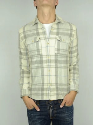 A.P.C. Flannel skjorta  - A.P.C. FLANNEL SKJORTA Storlek : M Passform : Mindre (womens men enligt mig märks ej på passform bortsett från mindre) Användning : Skjortan är i ett väldigt fint skick utan defekter Nypris : Cirka 2000SEK Modellen på bilden : 182CM och väger 73KG