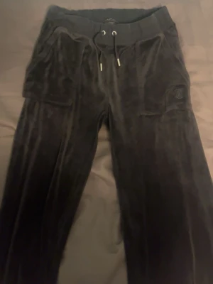 Svarta byxor Juicy Couture - Svarta juciy couture byxor med fickor där bak, använda några gånger är inte söndriga osv.