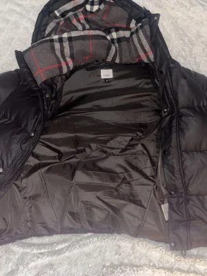Burberry jacka/väst - Går att ta av ärmarna och använda som väst under sommar/höst, går även att använda som vinterjacka. Väldigt bekväm och stilig också
