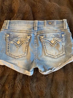 Miss me jeans shorts - Säljer ett par ljusblå miss me jeans shorts, köpta nyligen. Midja rakt över 40cm. Strl 29 men passar även 28. Kontakta vid frågor! Köpte dem för 650kr💕❤️