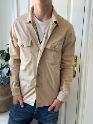 Mango overshirt med zip - Mango overshirt med zip, Inga defekter! Modellen i bilderna är 180 cm 75 kg och bär Storlek M , Kom med frågor! 🌟 (Kan gå ned i pris vid köp av paket 😉) 
