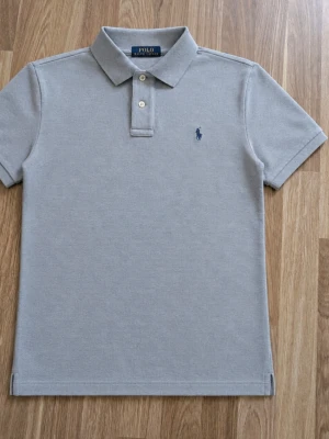 Ralph Lauren piké - Tjena, jag säljer en riktigt snygg Ralph Lauren piké😁 Den är i mycket bra skick och har inga fläckar eller skador☺️ Den är självklart äkta✅ Skicka om du har några frågor😄