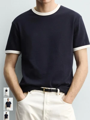 Marinblå t-shirt med vita detaljer - Snygg marinblå t-shirt med vita kontrastkanter vid halsringning och ärmslut. Klassisk rak passform och korta ärmar. Perfekt till jeans eller shorts för en clean och enkel look. Knappt använd så inga tecken på slitage