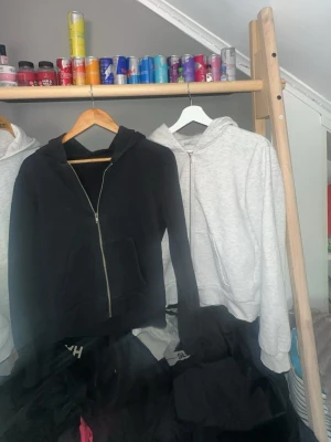 Zip hoodies - Detta är 2 zip hoodies ja säljer som ett pack då ena storlekslappen är borta på den svarta, tror båda är i storlek S och dom är varsamt andvända, jag ser inga fläckar eller hål , köp gärna ! Pris kan diskuteras 