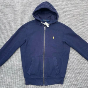 Ralph Lauren hoodie - Säljer denna snygga ralph lauren hoodien i mycket bra skick! Storlek S⭐️Skick: 9/10🌟Hör gärna av er om ni har funderingar👏