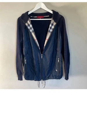 Burberry cardigan - Säljer då den inte passar längre. Skick 7/10. Kan gå ner lite i pris vid snabb affär.