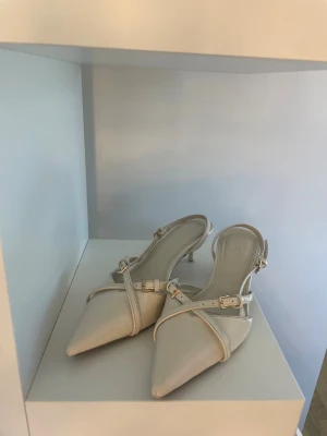 Vita kitten heels från NA-KD - Vita kitten heels från NA-KD i storlek 38. De är använda fåtal gånger. Nypris 499kr.