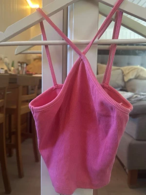 Rosa topp Zara - Säljer en söt rosa ribbad linnetopp med smala korsade axelband. Toppen är croppad, i mycket bra skick. Storlen S🩷🙌