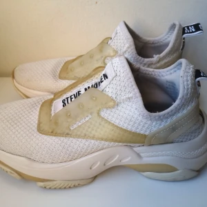  Steve Madden sneakers skor strl 38 - använt skick, innermått med mätsticka 24 cm, originalinnersulorna saknas
