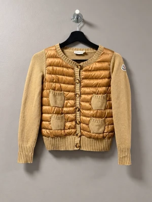 Moncler Cardigan Jacka  - ‼️VI TAR EJ BYTEN‼️ Moncler Cardigan | Skick: 9/10  | Storlek S | Fraktar imom 24 timmar efter affär 📦| Hör av dig vid minsta fråga eller fundering 💭 