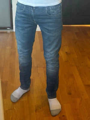 Replay jeans i riktigt schysst färg - Inget tecken på användning, 9/10 i skick. Modell Anbass, W30 L30 - han på bilden är 183cm. Mycket populär färg. Nypris 1600kr. Hör av dig vid övriga funderingar ⭐️