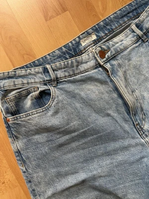 Ljusblå stentvättade jeans - Snygga ljusblå jeans från Lindex i storlek 50. Jeansen har en jättefin stentvättad/syratvättad effekt som ger en härlig vintagekänsla. Modellen har hög midja, klassisk 5-ficksmodell och raka ben. Sköna jeans med lite stretch. Säljer endast för att dom inte passar mig längre, gillar dom grovt!✨