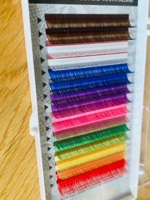 Färgglada mixade lösögonfransar - ett set med mixade lösögonfransar i flera färger som brun, vit, blå, lila, rosa, grön, gul och röd. Fransarna är böjda och kommer i en praktisk ask. Perfekt för dig som vill skapa kreativa och unika ögonlooks.