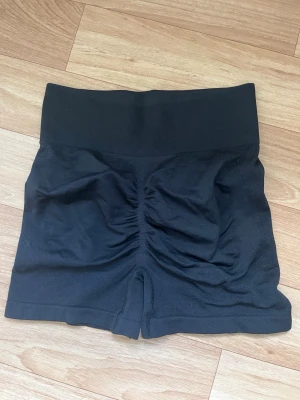 Träningsshorts - Jättefina gröna och svarta tränings shorts. Aldrig använda då de är lite för små. De är från shein därav priset! Kan säljas parvis också, 1=30kr 2 för 50 kr. Skriv för fler foton eller funderingar!