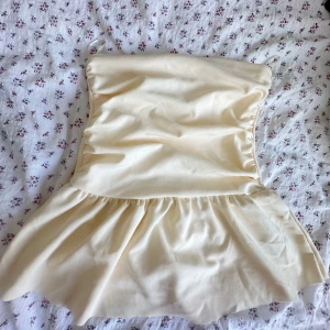 Söt tubtopp - Säljer denna söta tub toppen Från Gina Tricot. Toppen har en sminkfläck på framsidan. Hör av er vid frågor om pris eller annat.💖
