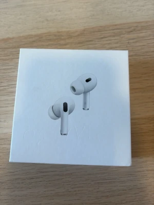 Apple AirPods Pro 2 USB-C - Säljer ett par vita Apple AirPods Pro 2nd generation med MagSafe-laddningsetui och USB-C. Snygg och kompakt design i plast, perfekt för dig som vill ha grymt ljud och brusreducering. Levereras i originalförpackning med tillbehör.