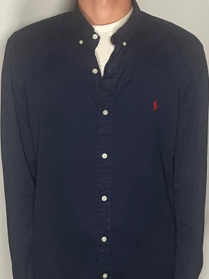 Ralph Lauren skjorta  - Säljer en riktigt snygg och trendig Ralph lauren skjorta i fint skick, storlek L, vid frågor är det bara att skriva //Gramenti