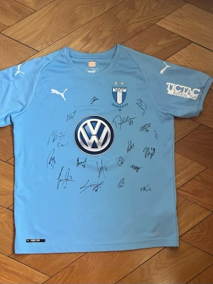 Malmö FF matchtröja signerad Puma - Ljusblå Malmö FF matchtröja från Puma med alla lagspelarnas autografer på framsidan. Super Rare limeted edition!