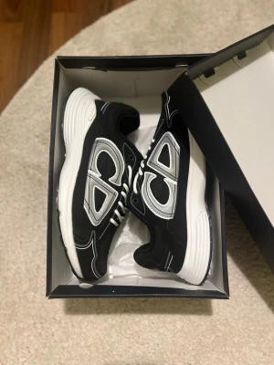 Svart vit b30 - Svart vita B30 sneakers med box. Skorna är helt nya. Storlek 45