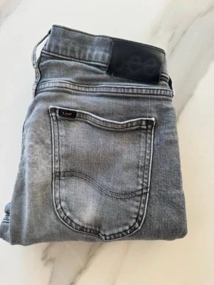 Grå Lee’s jeans - Grå Lee jeans i storlek W29. Kom vid funderingar!🤗