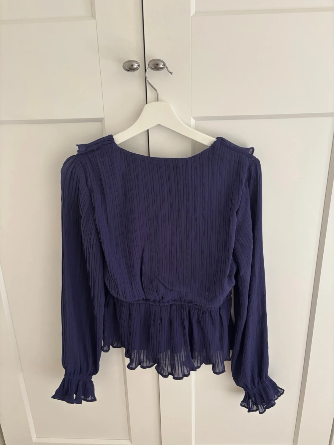 Mörkblå blus med volanger - 1