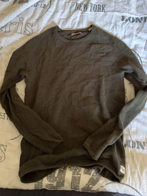 Olivgrön stickad tröja Jack & Jones - Säljer en olivgrön stickad tröja från Jack & Jones. Enkel och stilren design som passar perfekt till jeans eller chinos. 